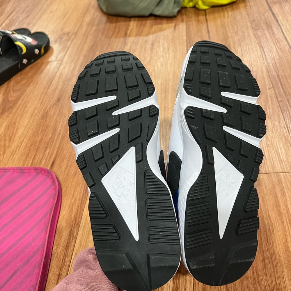 Women’s Nike Air Huarache - new without tags. Never worn - Picture 7 of 12